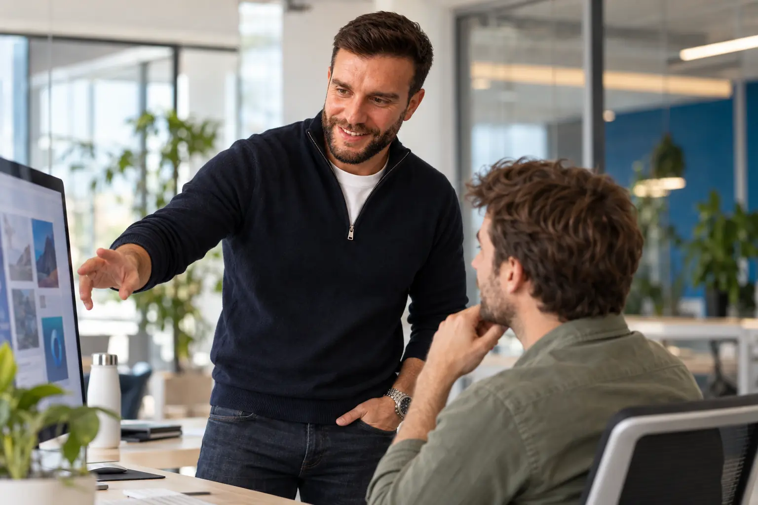 Alberto trabajando con un cliente en la definición de su proyecto web